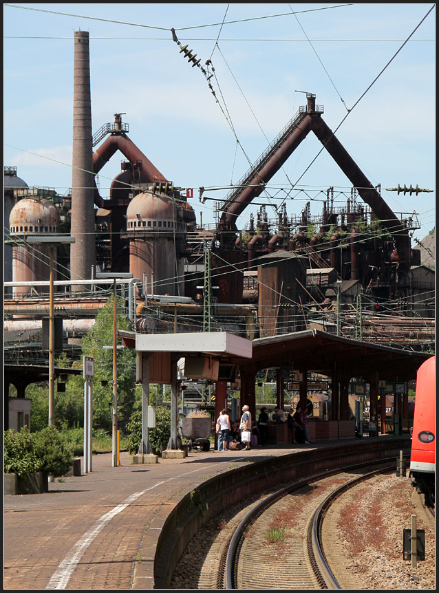 Der Bahnhof an der Hütte - 

Ansicht des Bahnsteiges des Bahnhofes in Völklingen mit der Hütte im Hintergrund. Das rote Etwas gibt eine Ahnung, der hier fahrenden Fahrzeuge. Das Orginalbild zeigt den Quietschi ganz, dieser ist bewusst so abgeschnitten, was sich bei seinem Design auch irgendwie anbietet. Siehe auch hier:
http://www.bahnbilder.de/name/einzelbild/number/173870/kategorie/deutschland~bahnhoefe-l---q~ludwigshafen-rhein.html


29.05.2011 (M)
