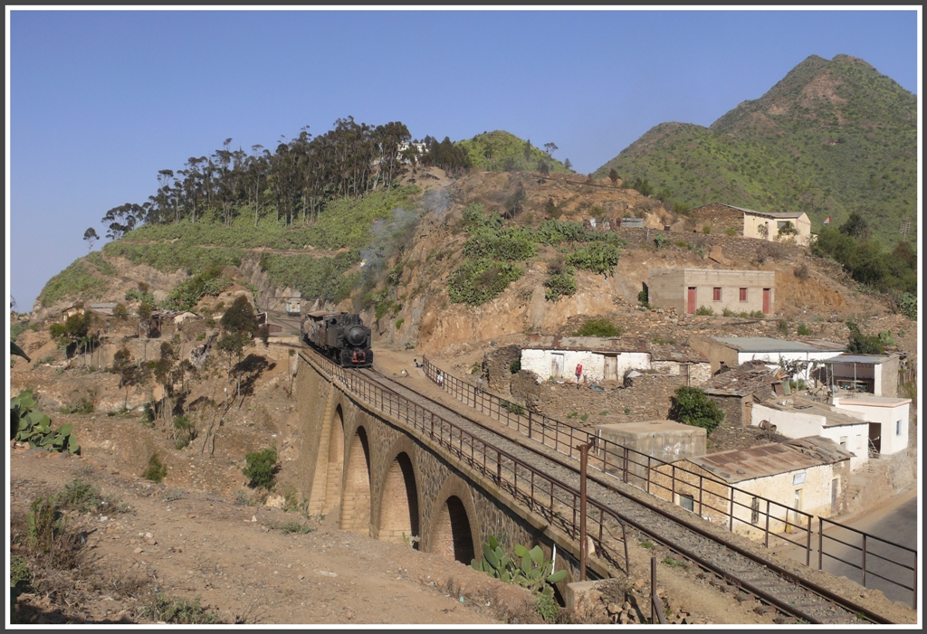 Der Bahnhof Arbaroba liegt zuoberst auf einem Bergrcken, auf beiden Seiten fllt das Gelnde steil in tiefe Tler hinab. (01.02.2012)