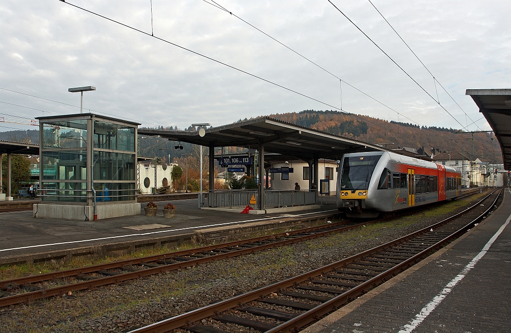 Der Bahnhof Betzdorf/Sieg, hier am 20.11.2011 vom Gleis 113 aufgenommen. Am Gleis 102 ist gerade ein GTW 2/6 der Hellertalbahn eingefahren. (berarb. Vers.)