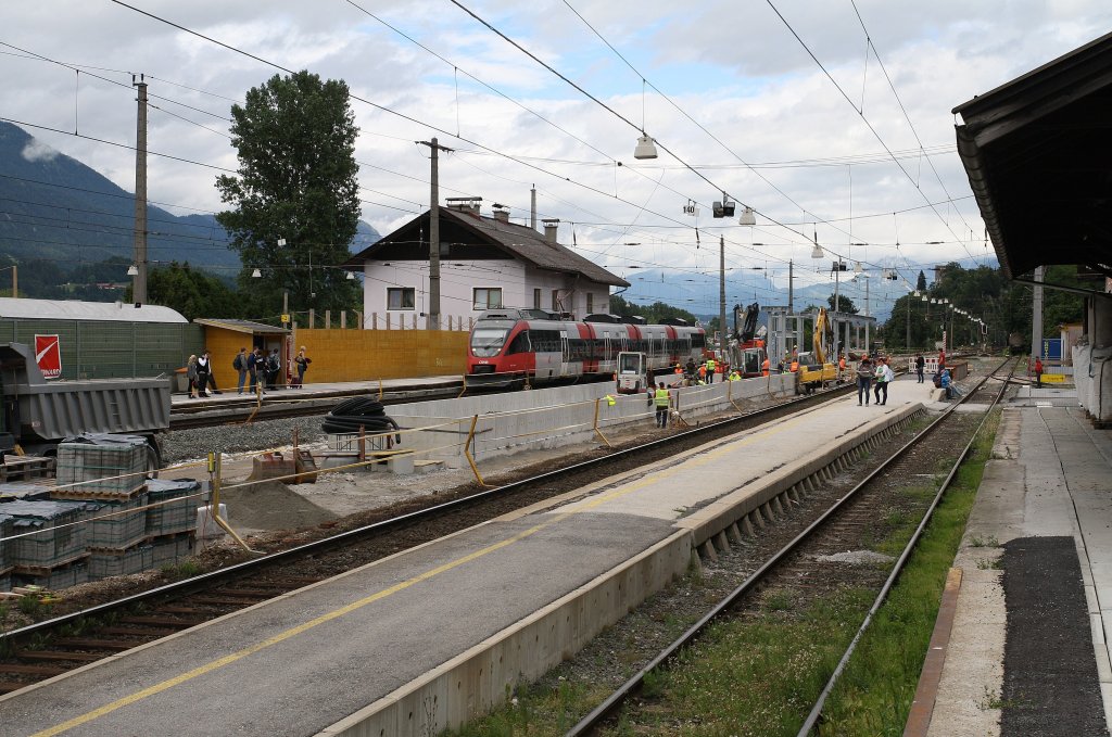 Der Bahnhof Brixlegg in der Umbauphase. Errichtet wird ein neuer Inselbahnsteig und neue Gleisanlagen. Fotografiert am 25.6.2012 mit S-Bahn nach Telfs-Pfaffenhofen im Hintergrund. Fertigstellung Mitte 2013.