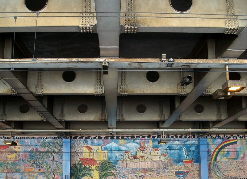 Der Bahnhof von Cannes ruht unter einer Stahl/Betonkonstruktion. Obendrauf verluft eine Schnellstrae. 2.4.2011