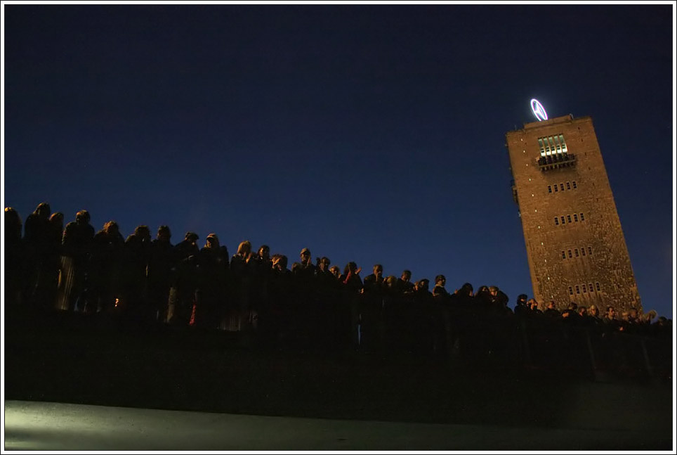Der Bahnhof und die Demonstranten - 

Stuttgart Hauptbahnhof

01.10.2010 (M)