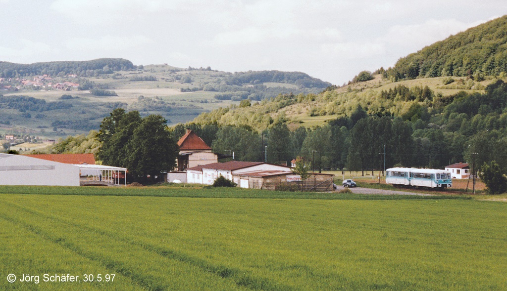 Der Bahnhof Diedorf-Fischbach am 30.5.97 von der B 285 aus gesehen.
