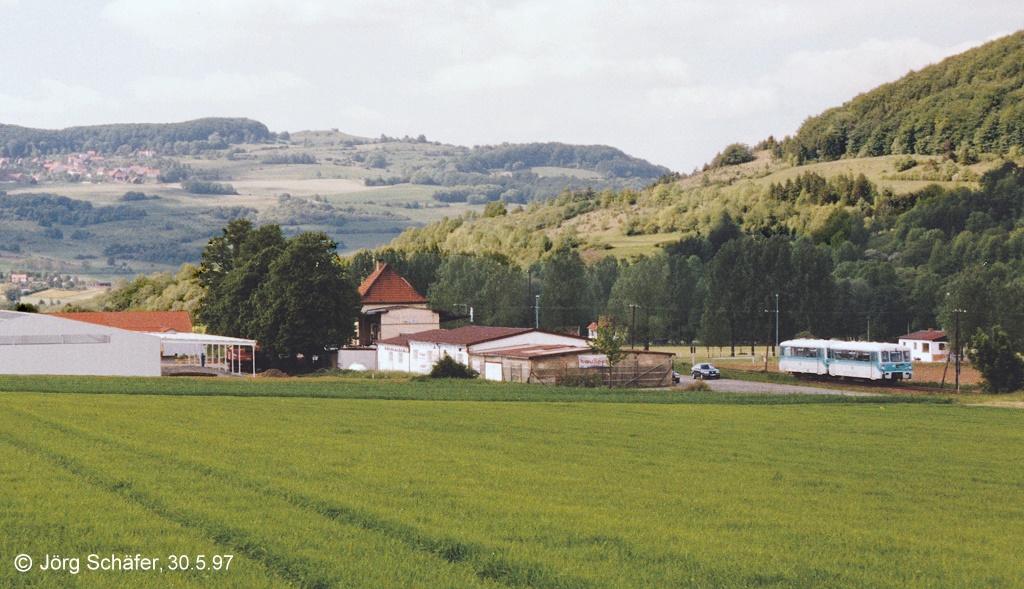 Der Bahnhof Diedorf-Fischbach am 30.5.97 von der B 285 aus gesehen.
