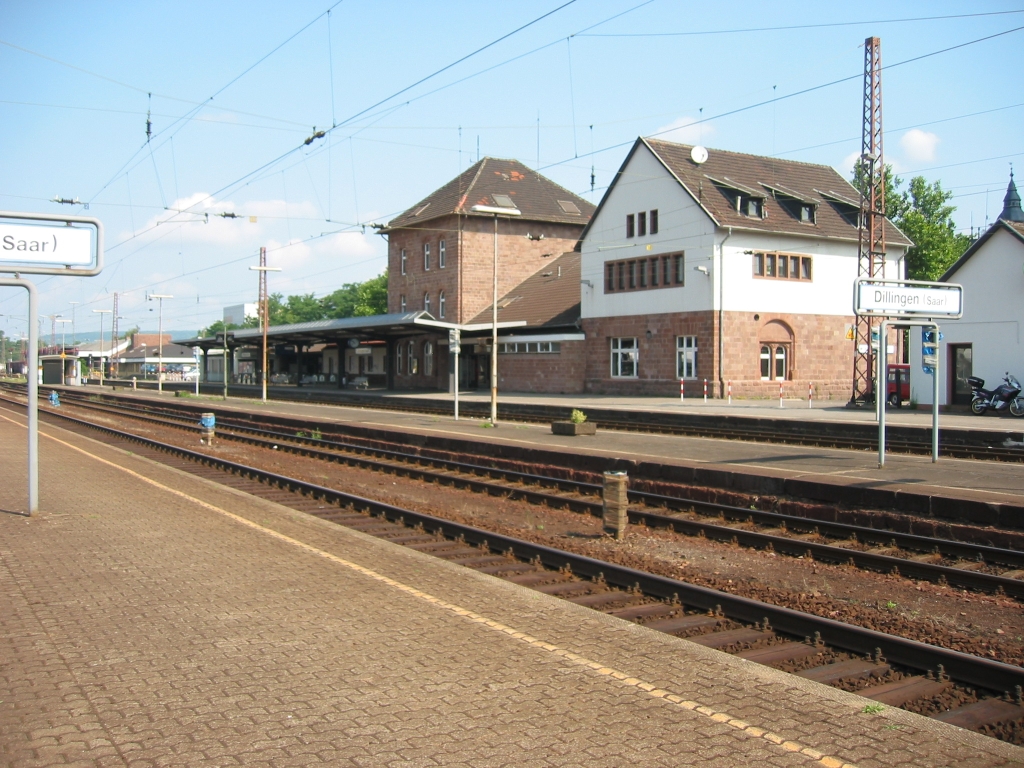 Der Bahnhof Dillingen (Saar).  7/7/2003 Foto.