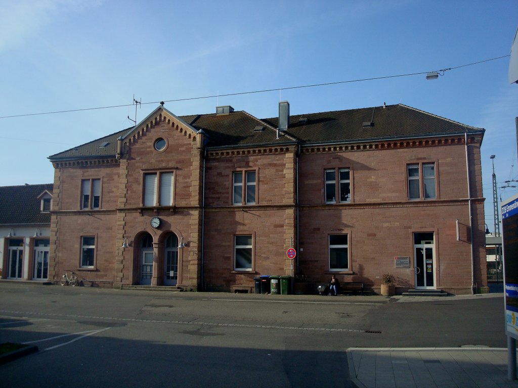 der Bahnhof in Emmendingen von der Straenseite, Mrz 2011