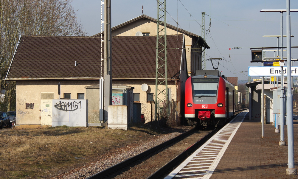 Der Bahnhof Ensdorf (Saar) im Jahr 2012 - 

Ensdorf an der KBS 685 ist im Personenverkehr  nur  Halt fr die Regionalbahnen. Durch die Taktverdichtung zum Berufsverkehr kommt es aber in den Hauptzeiten zum 30 Minuten Takt.

Die meisten Gleise gehren dem Gterverkehr.
Hier wird Kohle umgeschlagen. Das Bergwerk Ensdorf (Duhamel) ist mit einem separaten (elektrifiziertem) Gleis an den Bf. angeschlossen. Weiterhin besteht noch ein Anschlu an das Kraftwerk Ensdorf.

Bis zum Jahr 1966 wurde auch die Grube Griesborn von Ensdorf aus bedient.

426 040-2 als RB 71 nach Homburg Saar Hbf.

22.02.2012 Bahnhof Ensdorf KBS 685

Im Jahr 2013 ist der Anschlu zum Bergwerk eingestellt. Kohle wird aber immer noch umgeschlagen, nur kommt die heute aus bersee und Polen.
