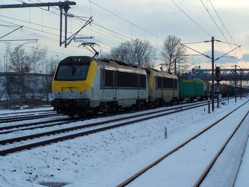 Der Bahnhof Erstein, 20 km sdlich von Strassburg. Eine Doppeltraktion von zwei 13er fhrt in Richtung Norden am 17/12/10.