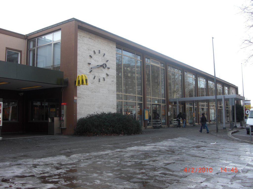 der Bahnhof G�ppingen; in den 60er wurde der alte, von heute aus gesehen vielleicht sch�nere, Bahnhof in seine jetzige Form modernisiert (Bild vom Feb. 2010)
