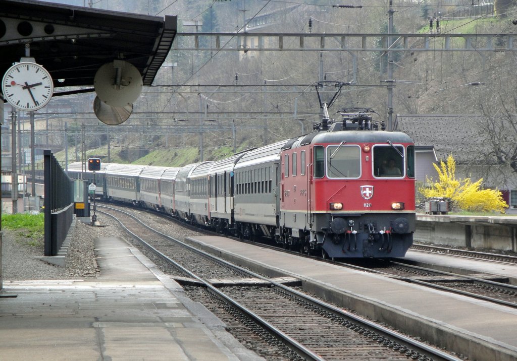 Der Bahnhof Gurtnellen stellt auf der Nordrampe der Gotthardstrecke eine der wenigen Stellen dar, wo die Gleise praktisch 0 ansteigen. Ein Interregio aus Locarno mit der Re 4/4  11218 durchfhrt am 15.04.10 nach einem Abstieg den von SBB Betriebsfhrung und SBB Cargo bedienten Bahnhof.