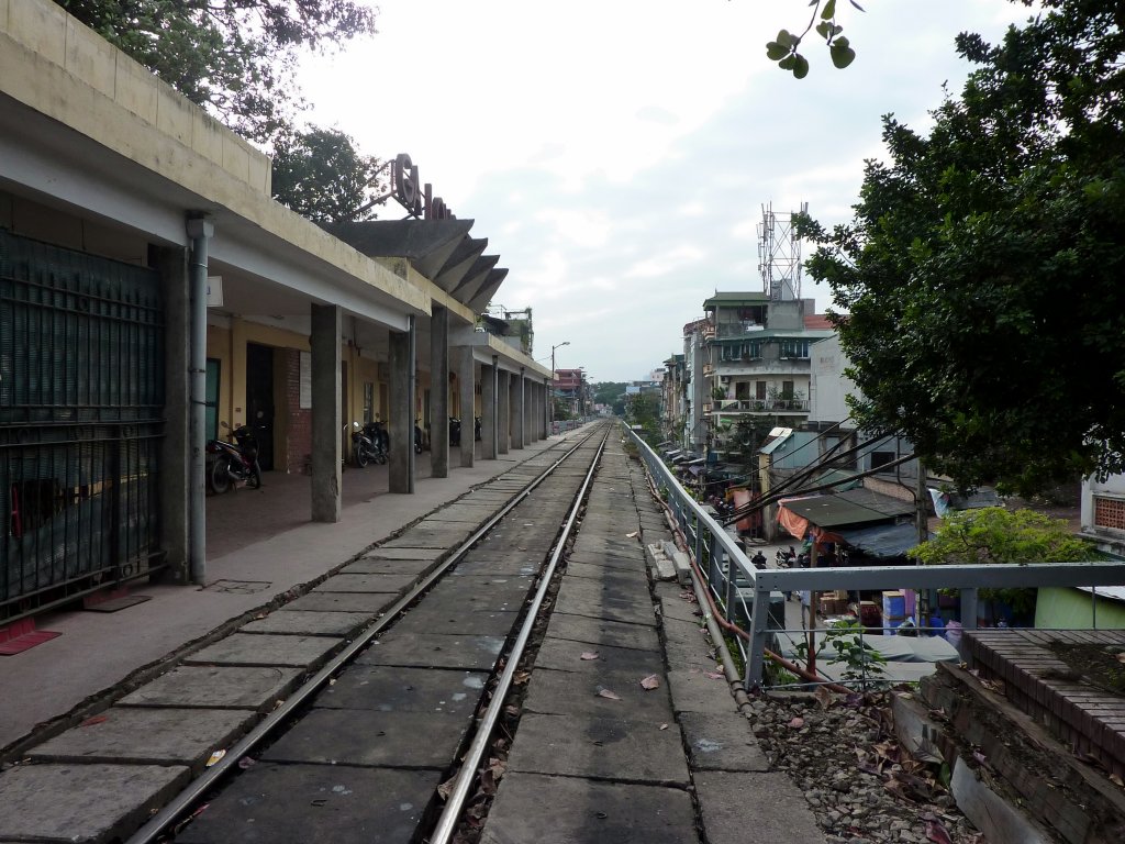 Der Bahnhof Hanoi Long Bien am 17.12.2012. Von hier fahren u.a. die Zge nach Haiphong an der Ha Long Bucht.
