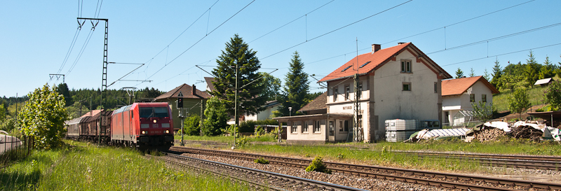 Der Bahnhof Hattingen(Baden) ist seit vielen Jahren nur noch Betriebsbahnhof. Hier sieht man ihn am 5. Juni 2010, zusammen mit 185 355-5.