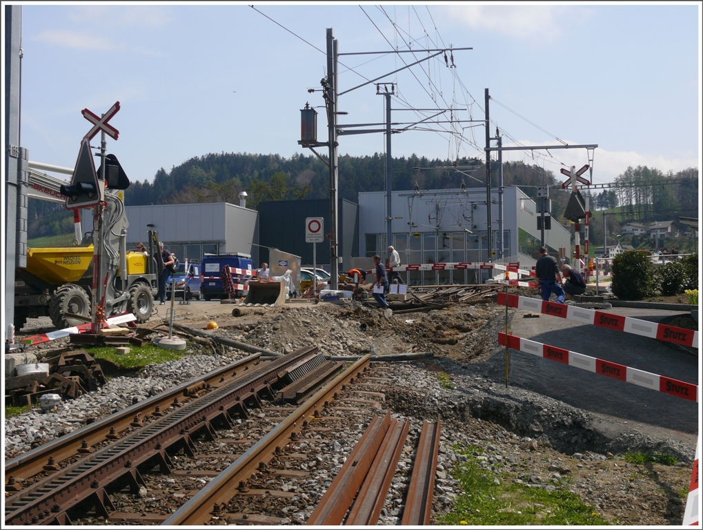 Der Bahnhof Heiden, wie auch die Zufahrt zu meinem Elternhaus, sind momentan abgehngt durch den Umbau des Bahnbergangs. (27.04.2010)