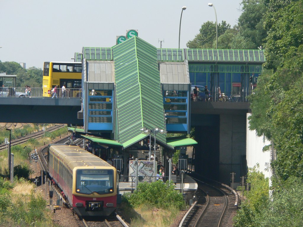 Der Bahnhof Hermannstrae verknpft S-Bahn, U-Bahn und Bus mit einander. 10.7.2010