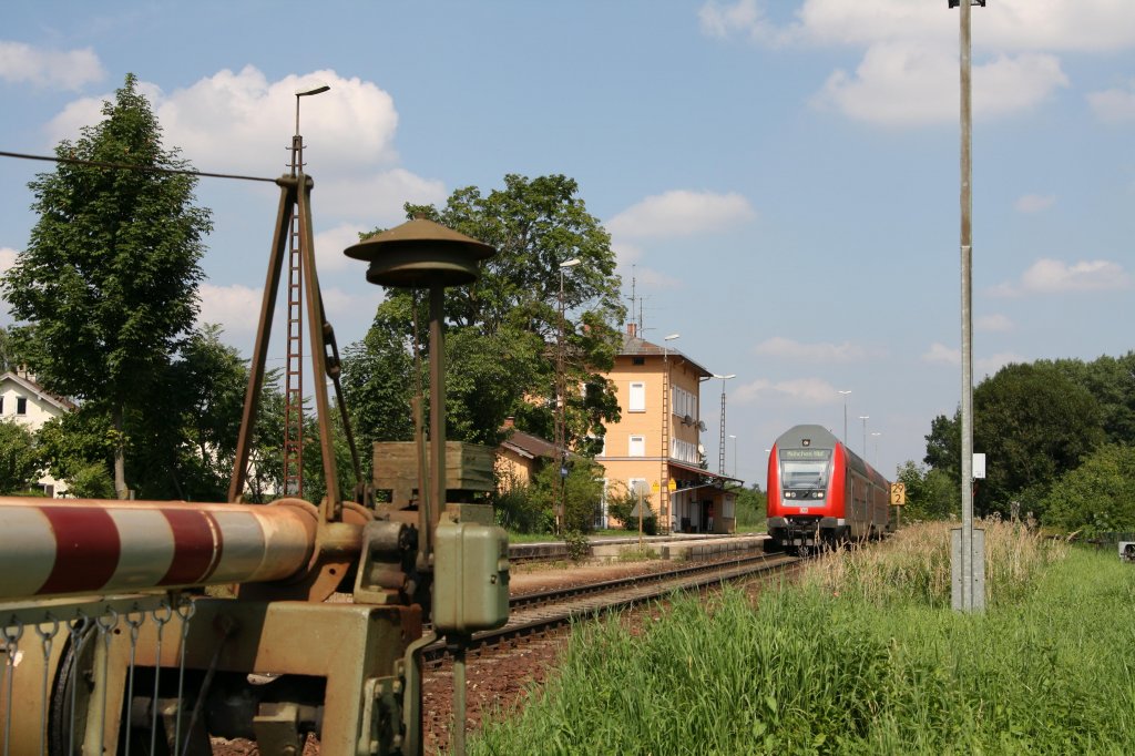 Der Bahnhof von H�rlkofen in Oberbayern konnte am 21.08.10 mit einem RE nach M�nchen fotografisch festgehalten werden. Links im Bild die Glocke einer der beiden Schranken des Bahn�berganges.