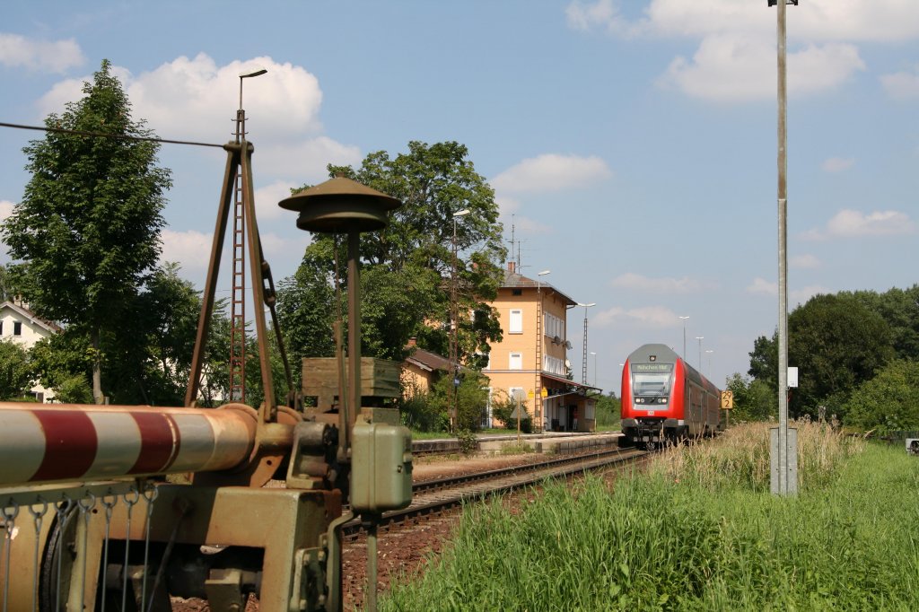 Der Bahnhof von Hrlkofen in Oberbayern konnte am 21.08.10 mit einem RE nach Mnchen fotografisch festgehalten werden. Links im Bild die Glocke einer der beiden Schranken des Bahnberganges.