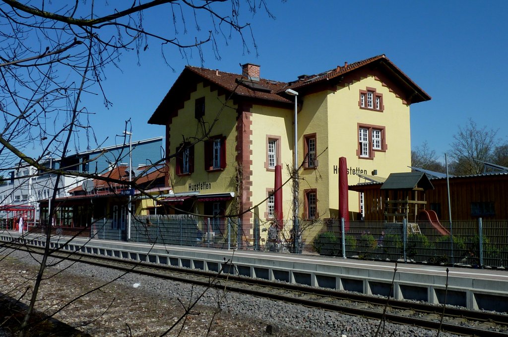 der Bahnhof Hugstetten an der Strecke Freiburg-Breisach mit dem ehemaligen Bahnhofsgebude, wird jetzt als Restaurant genutzt, Mrz 2012