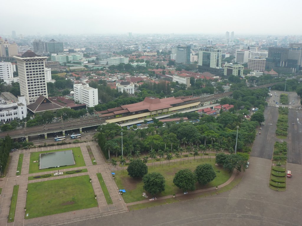 Der Bahnhof Jakarta Gambir am 24.01.2013. Das schlechte Wetter ist dort zu der Jahreszeit normal und noch kurz vorher war die Stadt zu groen Teilen berschwemmt.