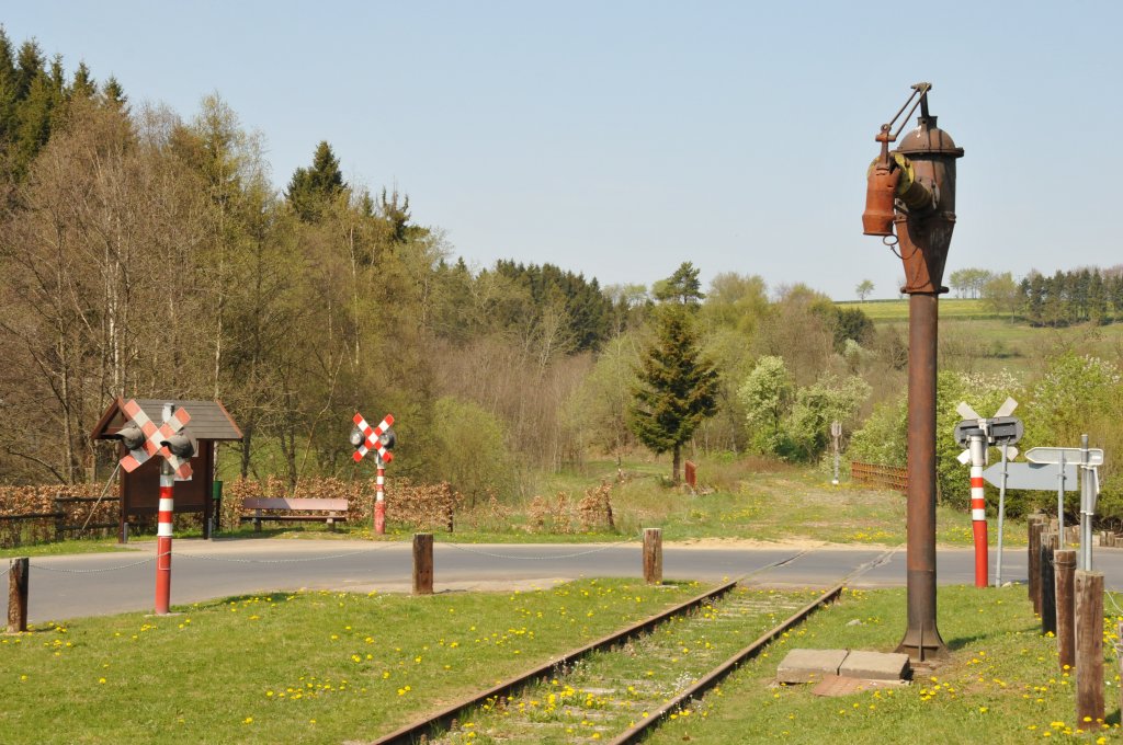 Der Bahnhof Kalterherberg mit der alten Wasserpumpe. Die Andreaskreuze stehen zwar noch, aber die Schienen sind bereits abgebaut jenseits der Stra�e in Richtung Raeren. Aufgenommen am 24/04/2011.