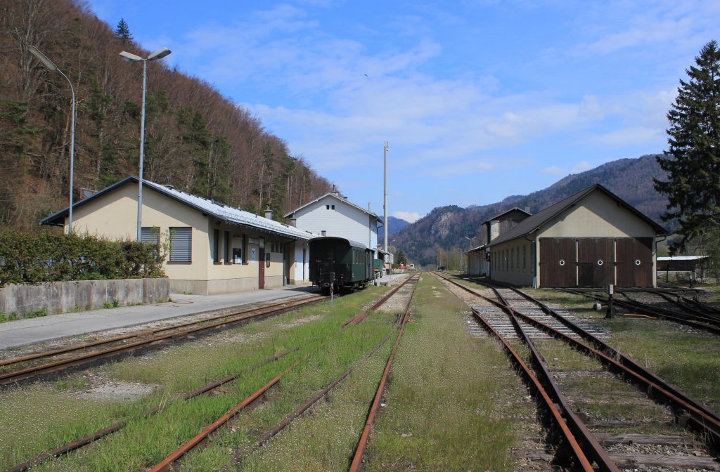 Der Bahnhof Kienberg Gaming im April 2012, Blickrichtung talauswrts Richtung Scheibbs. Der Bahnhof ist einerseits Endbahnhof der schmalspurigen Yppstalbahn aber auch Endbahnhof der normalspurigen Erlauftalbahn. In der Mitte sieht man die schon angerosteten Geleise der Erlauftalbahn, links und rechts auen sind die Geleise der Yppstalbahn zu sehen. Der Bahnhof wird zur Zeit nur von der Yppstalbahn, die als Museumsbahn gefhrt wird ,betrieben. Die Erlauftalbahn wird seit Dezember 2010 nur mehr bis Scheibbs gefhrt.