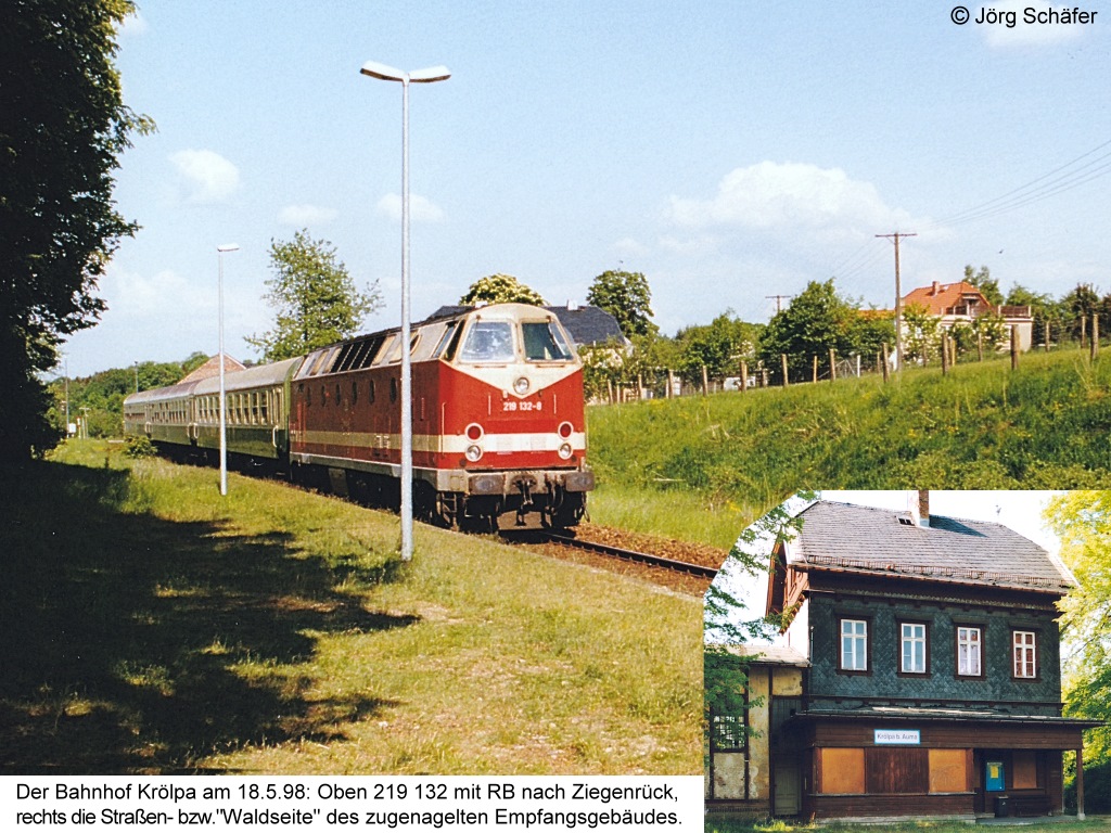 Der Bahnhof Krlpa am 18.5.98: Oben 219 132 mit ihrer RB nach Ziegenrck. Links im Schatten stand das Empfangsgebude, dem das kleine Bild unten gewidmet ist. Zwischen Bumen lag es einsam am Ortsrand. 

