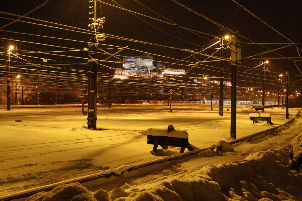 Der Bahnhof Kufstein am Abend des 10.12.2012. Der starke Schnnefall brachte gut 60 cm Neuschnee. Leider war an diesem Abend kein Gterzug in Kufstein.