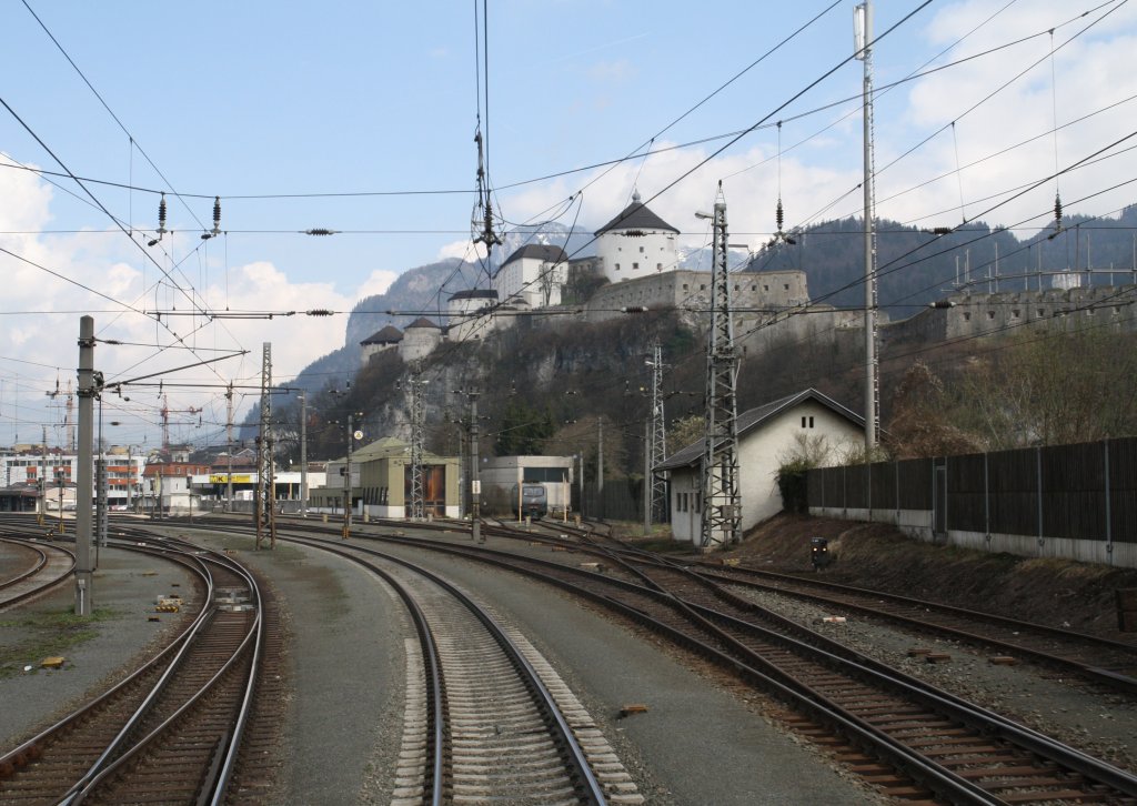 Der Bahnhof Kufstein mal aus anderer Sicht. Dieses Foto enstand im BB EC von Wien nach Landeck bei der Ausfahrt in Kufstein mit Blick zur Festung. Leider standen auf den Abstellgleisen keine Lokomotiven, nur eine der BR 412 aus Italien.