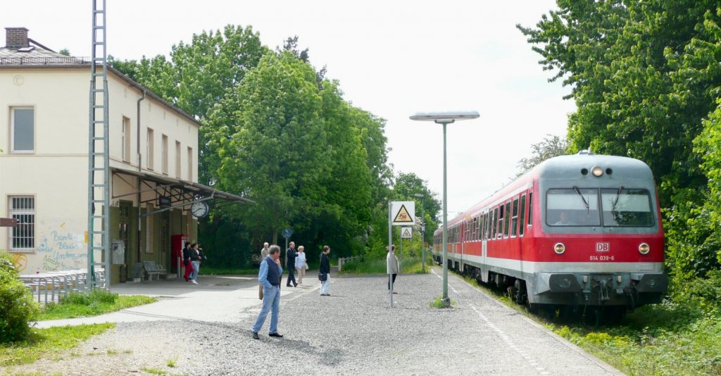 Der Bahnhof Langenzenn am 20.Mai 2008: 614 039 wird gleich nach Frth weiter fahren. Da es keine Ausweichgleise mehr gibt, ist auch das Empfangsgebude nicht mehr besetzt und das Gelnde ziemlich verwahrlost.