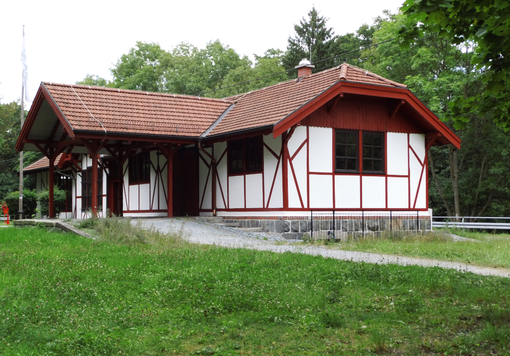 Der Bahnhof Lichtenberg Ofr. wurde zwischen 1897 und 1901 im Zuge der Erweiterung der Bahnstrecke Triptis–Blankenstein durch das Hllental mehr als einen Kilometer nordstlich der Stadt im Gemeindeteil Blechschmidtenhammer errichtet. Im Bahnhofsgebude ist seit 1986 das Informationszentrum Blechschmidtenhammer des Naturparks Frankenwald untergebracht. Das Gebude beherbergt auch eine Modelleisenbahnanlage, die den Verlauf der Hllentalbahn im Selbitztal zwischen den Stationen Lichtenberg und Hlle darstellt. 13.08.2012