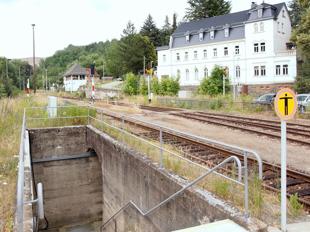 Der Bahnhof Loitsch-Hohenleuben bietet extreme Gegenstze: 2 km von Hohenleuben entfernt einsam im Triebestal gelegen besitzt er umfangreiche Gleisanlagen und eine Bahnsteigunterfhrung. Das groe Hotel steht leer...
