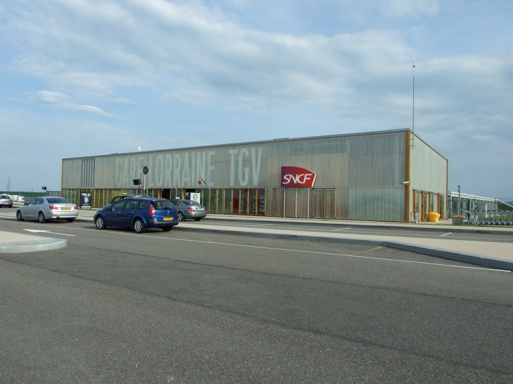 Der Bahnhof  Lorraine  bei Louvigny, mitten in Lothringen und von der Autobahn selber auch schlecht zu erreichen, weil kaum ausgeschildert. Drinnen gibts neben 3 Fahrkartenschaltern noch einen Zeitungsladen und einen Autovermieter. Das wars dann aber auch. Am Bahnhof selber fahren Zge nach Ost- (Straburg), Nord- (Lille) und Westfrankreich (Bordeaux & Le Havre).
 Louvigny, der 25.4.2010