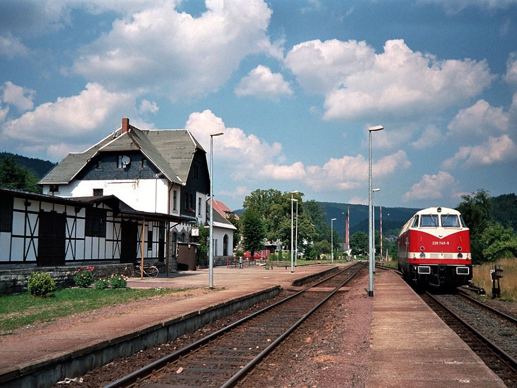 Der Bahnhof Mengersgereuth-Hmmern im Mai 1994 mit der Arnstdter Museumslok 118 749 (228 749)