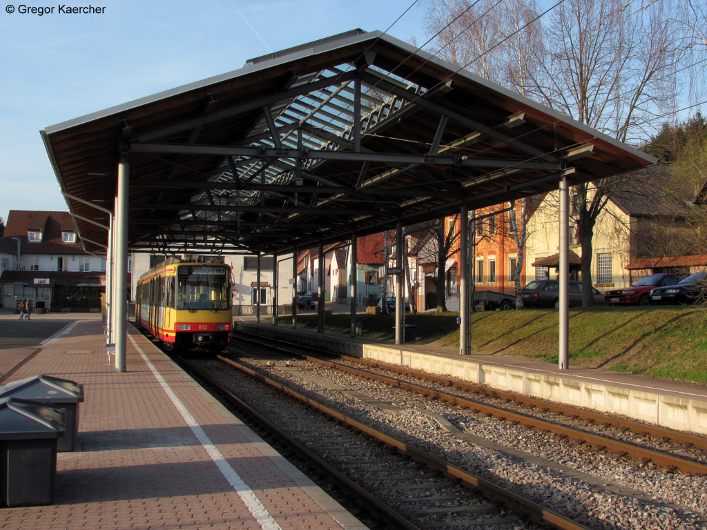 Der Bahnhof Menzingen. Mit dem Ausbau der Kraichtalbahn zur S-Bahn hat er diese wunderschne Dachkonstruktion erhalten, davor gab es hier gar kein Dach fr Fahrgste. Hier wartet Wagen 812 mit Werbung des Europabad Karlsruhe auf seine Abfahrt.
