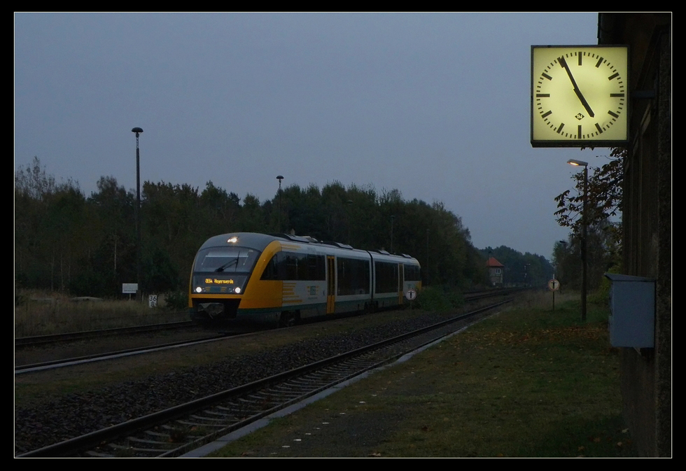Der Bahnhof Mcka liegt an der Kohlfurter Eisenbahn zwischen Hoyerswerda und dem Grenzbahnhof Horka.
Besonders daran ist, dass die Bahnhfe in diesem Abschnitt bis heute ihre alte Infrastruktur aus der Zeit der Deutschen Reichsbahn behalten haben. Dazu gehren Formsignale, Stellwerke, handbediente Schranken und die Telegrafenmasten.
Ein Triebwagen der ODEG beim Zwischenhalt auf dem Weg von Grlitz nach Hoyerswerda am 19.10.2010