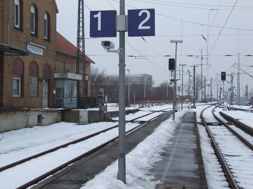 Der Bahnhof Norddeich mit Blickrichtung Norddeich Mole am 06.02.2010.