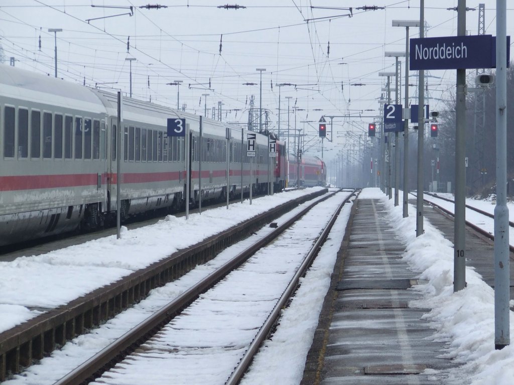 Der Bahnhof Norddeich mit Blickrichtung Norden am 06.02.2010.