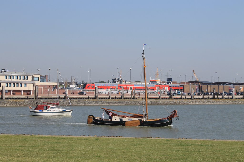 der Bahnhof von Norddeich-Mole im Vordergrund ein Plattbodenschiff und dahinter Dostos kurz vor der Abfahrt am 26.07.2012
