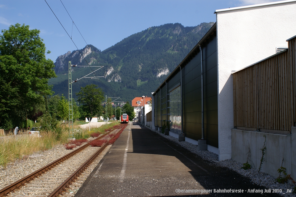 Der Bahnhof in Oberammergau. Das von der Hauptstrae am weitesten entfernte Gleis ist das letzte. Hier wird die ursprngliche Dimension des Areals deutlich: rechts wohnen Tengelmann und Freunde. Anfang Juli 2010 kHds