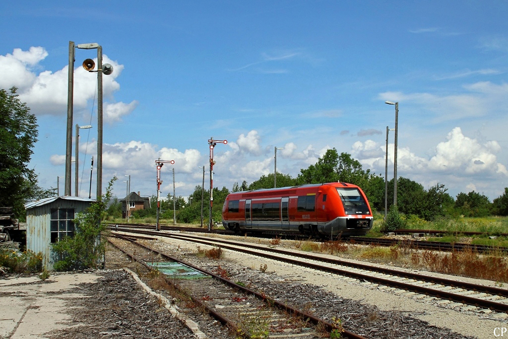 Der Bahnhof Ohrdruf besitzt nur am nrdlichen Ende Ausfahrsignale. 641 039 rollt am 6.8.2011 an diesen vorbei Richtung Crawinkel.