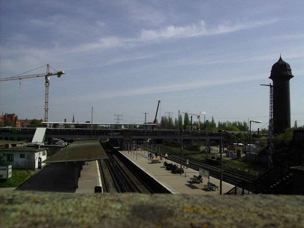 Der Bahnhof Ostkreuz zu Beginn der Umbauphase im Juli 2009, mit Blick auf den Bahnsteig D und E sowie dem Ringbahnsteg F. Am rechten Bildrand ist das Wahrzeichen des Bahnhof der Wasserturm zu erkennen.