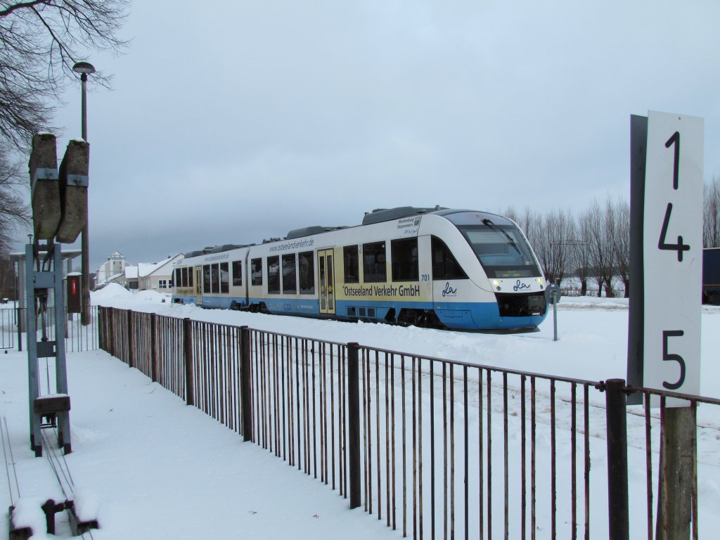 Der Bahnhof Plate an der Strecke von Schwerin HBF nach Parchim liegt im km 14,5. Am 31.12.2010 warte VT 701 der OLA Schwerin auf seine Weiterfahrt.
