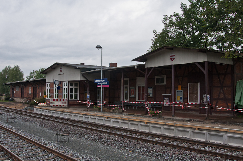 Der Bahnhof von Schneverdingen am 27. August 2011. Weil die DB offensichtlich zu viel Geld hat, wurde im Zuge der Umbauarbeiten vor das bisherige Bahnhofsschild gleich noch ein zweites angebracht.