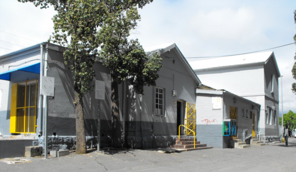 Der Bahnhof von Somerset West  erstrahlt  im Einheits-Grau, nur durchbrochen von der hauseigenen Farbe Gelb der Metro Rail.
Somerset West, 03.12.2010