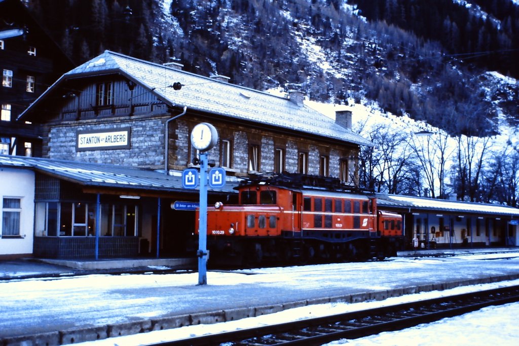 Der Bahnhof von St. Anton am Arlberg, als er noch mitten im Ort lag, an einem trben Tag in der Advendszeit Mitte der 1980er Jahre. Lok 1020.029 wartet nach erbrachtem Schiebedienst auf die Rckfahrt nach Bludenz.