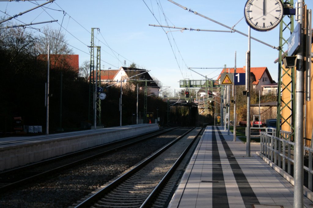 Der Bahnhof Steinsfurt nach dem S-Bahn Umbau. Es ist nicht wirklich High Noon, sondern die Uhr geht (noch?) nicht. Bild aufgenommen am 19.11.09.