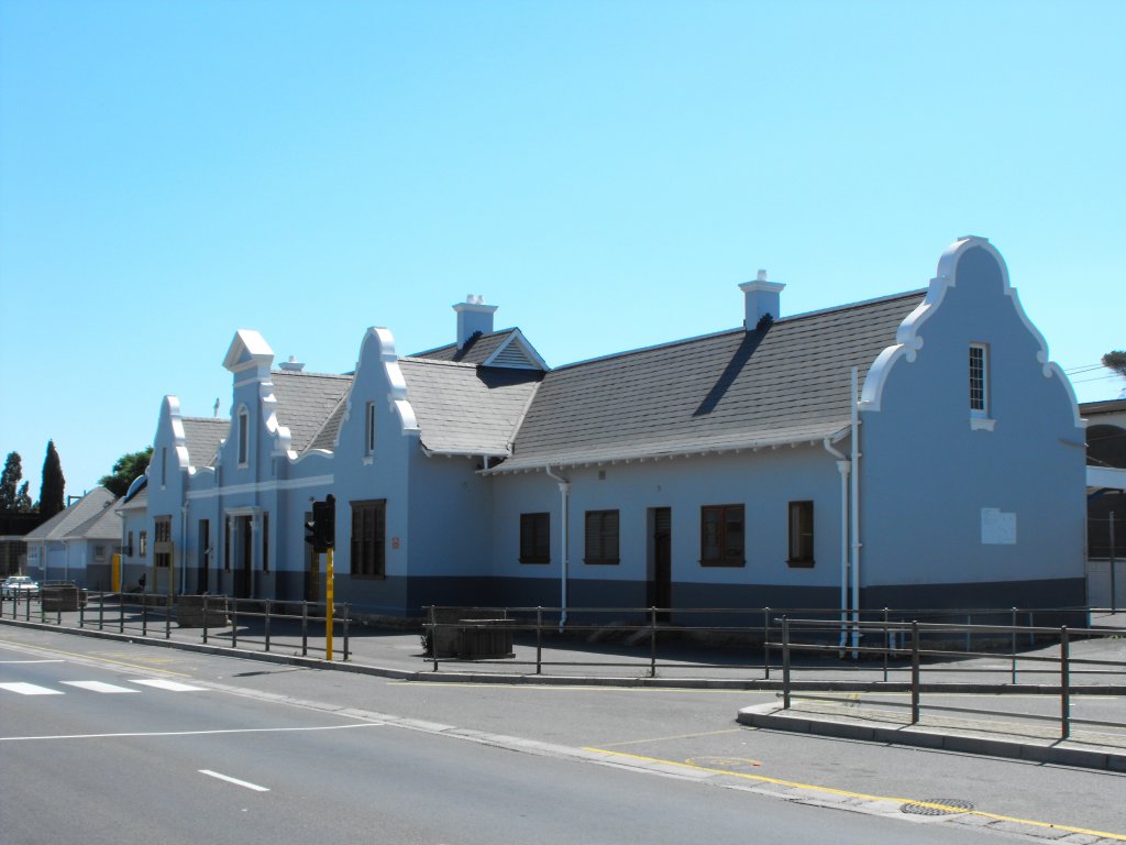 Der Bahnhof von Stellenbosch ist ein Beispiel der typischen kaphollaendischen Architektur. Nach der Aussenrenovation ist das Gebaeudeensemble ein Schmuckstueck.