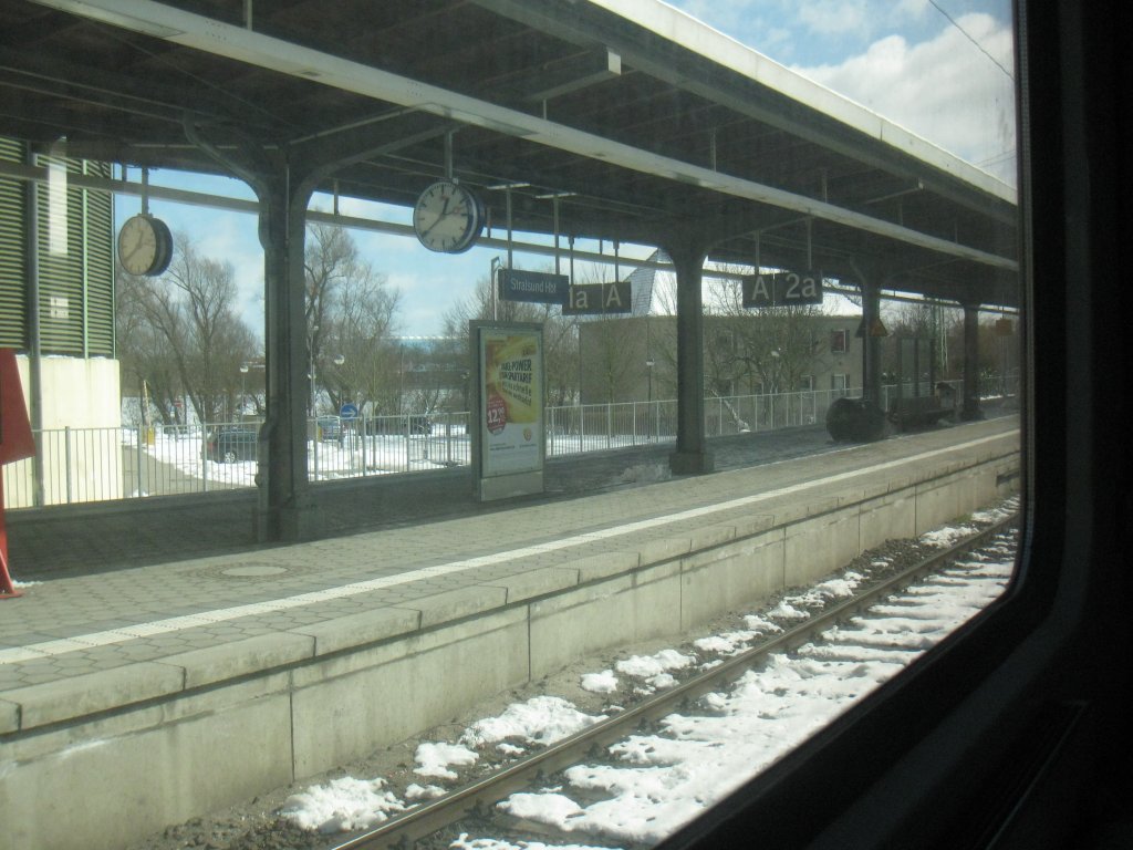 Der Bahnhof Stralsund aufgenommen aus dem IC 2355 am 23.3.13.