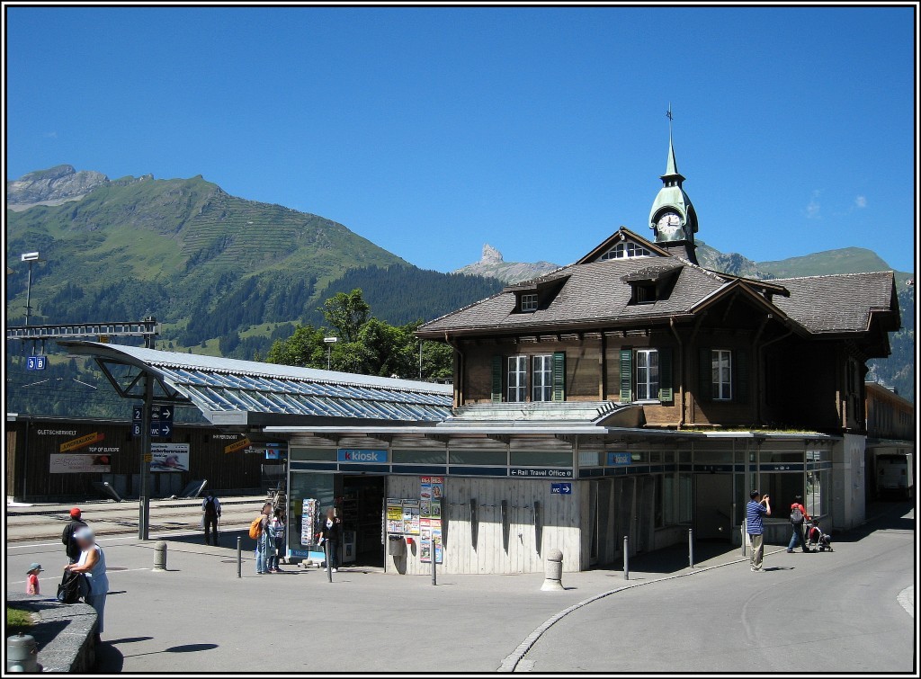 Der Bahnhof in Wengen, aufgenommen am 20.07.2010. Hier halten die Zge der Wengernalpbahn auf ihrem Weg von Lauterbrunnen zur Kleinen Scheidegg.