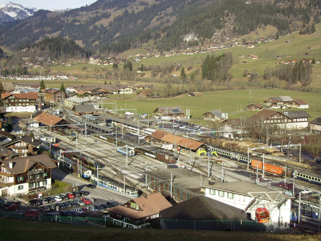 Der Bahnhof Zweisimmen am 15.01.2011, fotografiert von der Skipiste. Im Vordergrund der imposante Schmalspurteil der MOB mit den Strecken nach Lenk und Montreux. Im Hintergrund der Normalspurteil der BLS mit der Strecke nach Spiez (Bildmitte links).