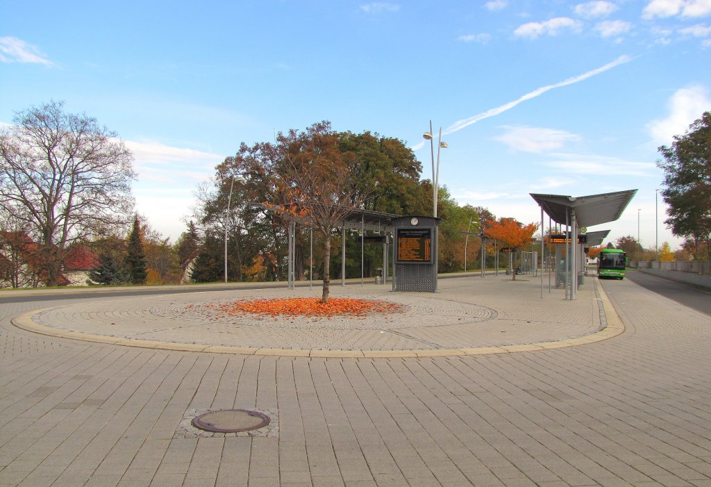 Der Bahnhofsvorplatz mit der Busverknpfungsstelle in Bad Langensalza; 03.11.2011